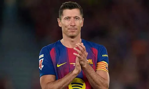 يخطط برشلونة لإنفاق 100 مليون يورو على مهاجم ليحل محل روبرت ليفاندوفسكي